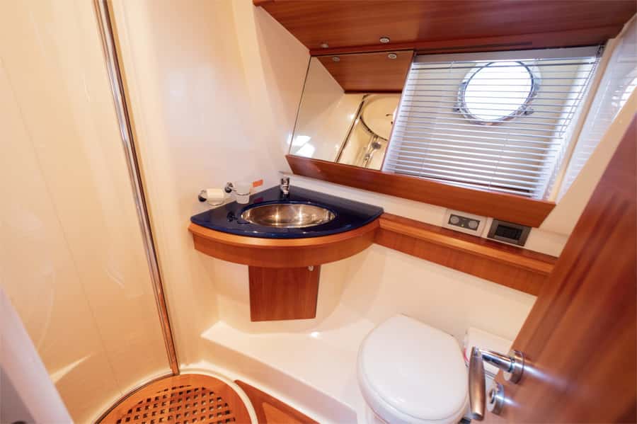Dubai: Private Luxury Yacht Cruise for up to 20 People - Price and value: $200 per group up to 20 people