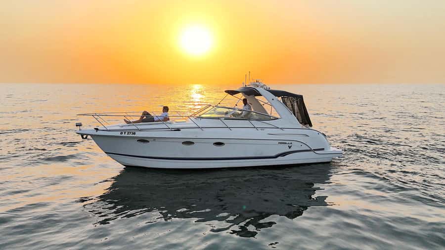 Dubai: Private Yacht Cruise for Unforgettable Memories - Price and group value for a private yacht up to 8