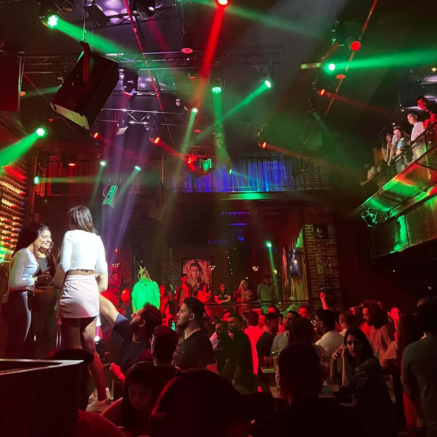 Dubai: Pub Crawl Nightlife Tour - Timing: The Saturday 8:00 PM to 3:00 AM Rhythm