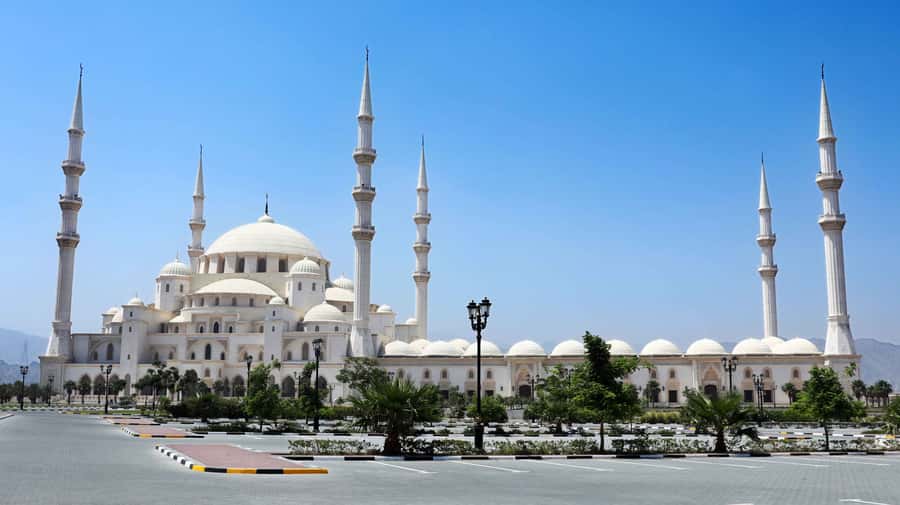 Dubai: Sheikh Zayed Mosque, Fujairah and Khorfakkan Tour - Guide quality matters on this route, and the names matter too