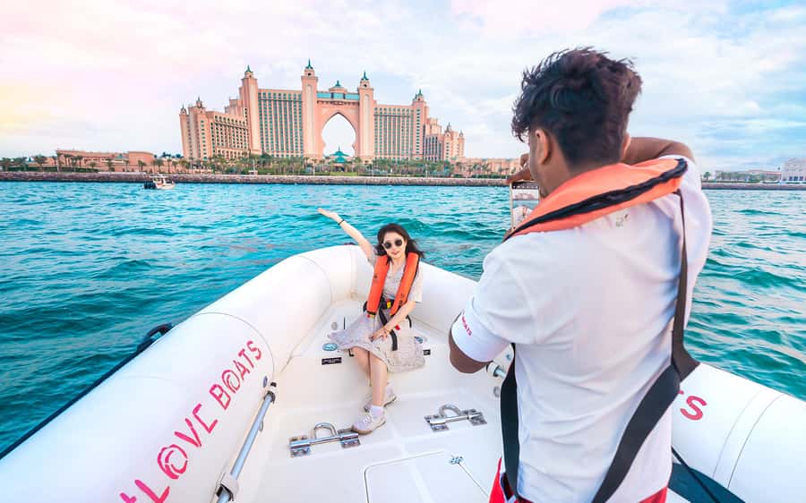 Dubai: Sightseeing Speedboat Tour with Live Tour Guide - Crew, Captains, and the Photo Stop System