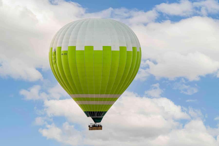 Dubai: Sunrise Hot Air Balloon Ride with Transfers - What happens before takeoff: coffee, a briefing, and watching the balloon wake up