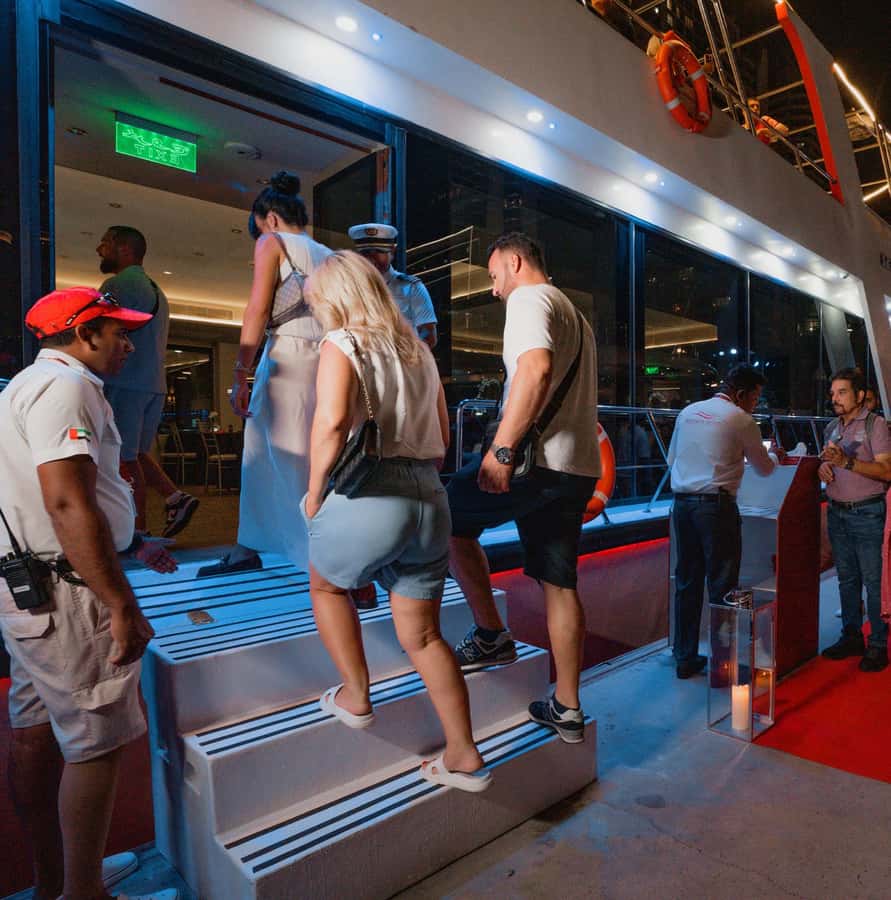 Dubai: Sunset or Dinner Cruise with Live Music & Open Bar - Buffet Dinner Done Right: Live Stations and Real Variety