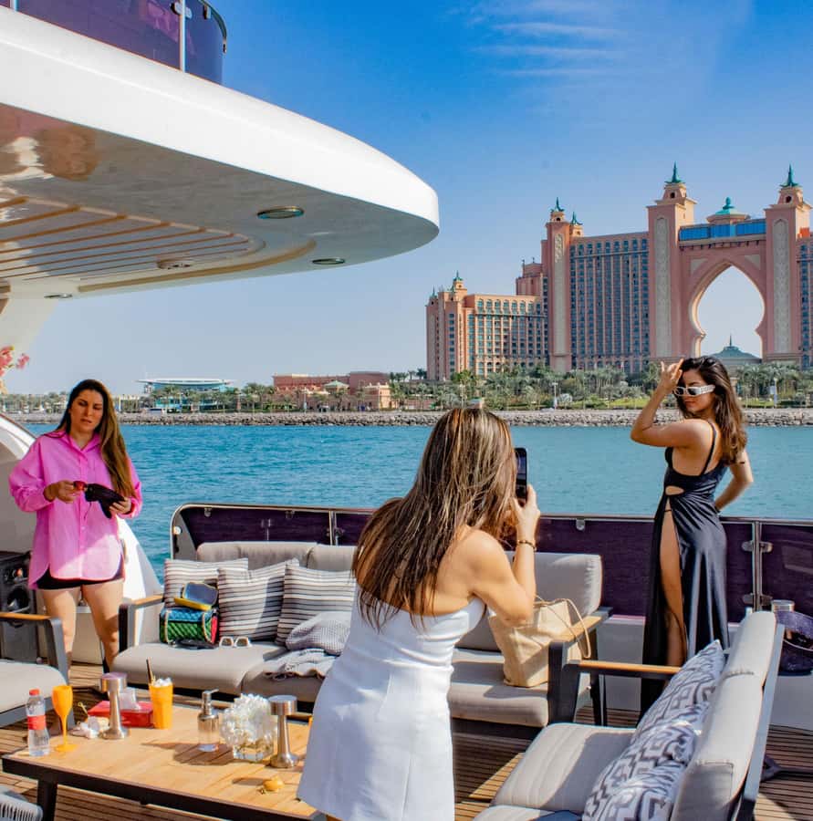 Dubai: Superyacht Experience with Live Music & Drinks - Swimming and sun time, with wind and route in the mix
