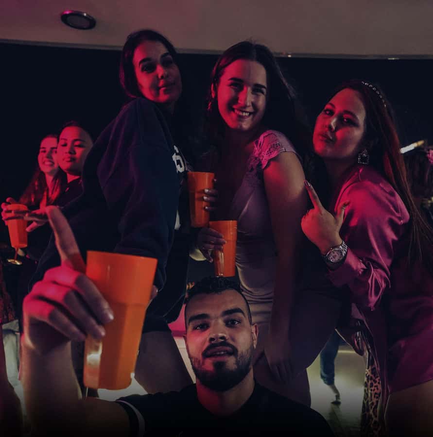 Dubai: Superyacht Experience with Party & Live DJ - Getting Around on Board: VIP Comfort, WiFi, and the Mario Kart Break