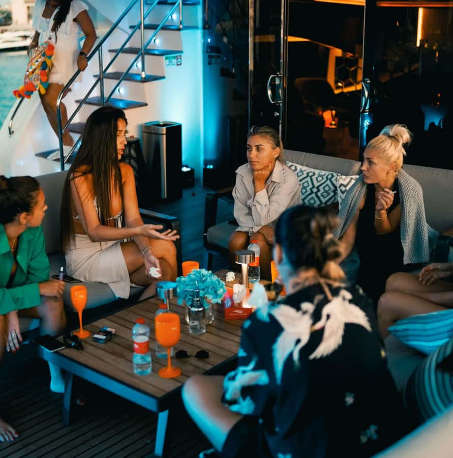 Dubai: Superyacht Experience with Party & Live DJ - Drinks and Dinner: Bottomless Energy, Live Pasta, and What to Expect From the Food