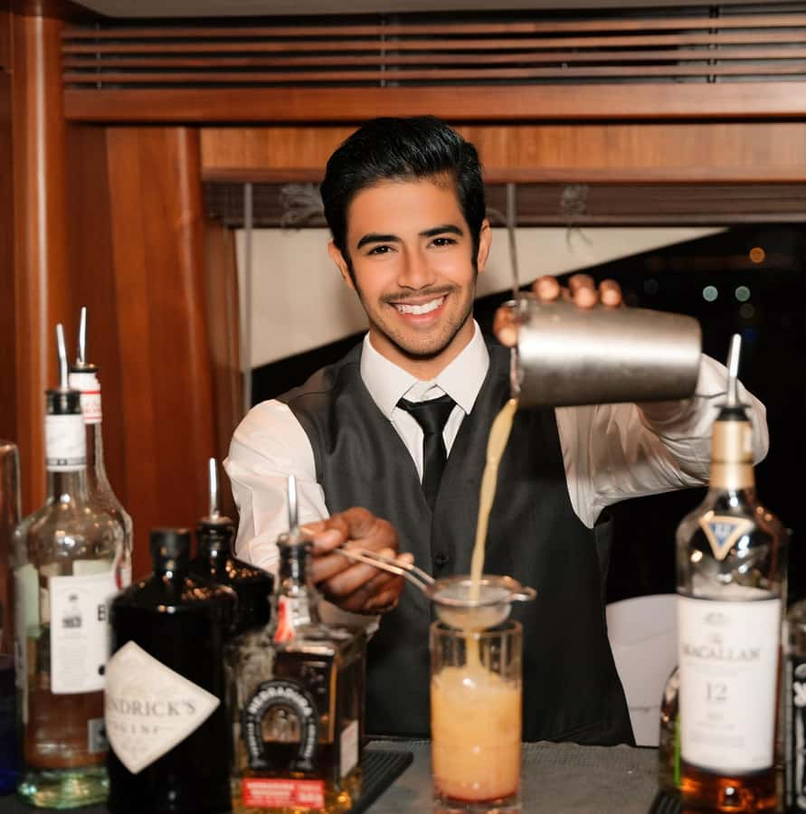 Dubai: Superyacht Experience with Party & Live DJ - Music, Dancing, and the Onboard Crowd Vibe
