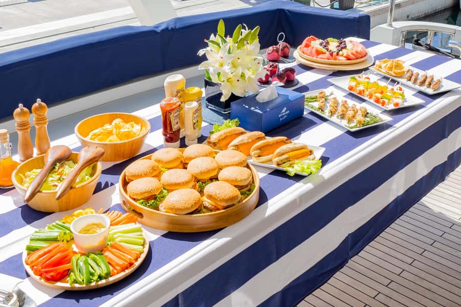 Dubai: The Luxury Yacht Tour with Live BBQ Option - Getting in, Getting on, and Getting Back: Practical Tips for Smooth Timing