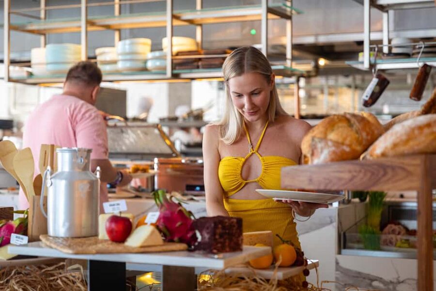 Dubai: The Palm Saturday Brunch with Unlimited Food & Drinks - Key highlights at a glance