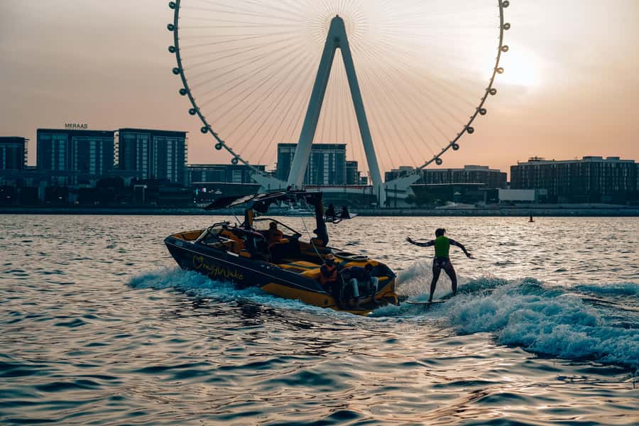 Dubai wakesurfing & wakeboarding: Snacks & drinks included! - From harbor to waves: what your 1 to 1.5 hours is really like