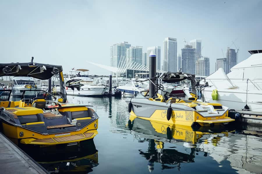 Dubai wakesurfing & wakeboarding: Snacks & drinks included! - Sunrise, sunset, and night sessions: how the timing changes everything