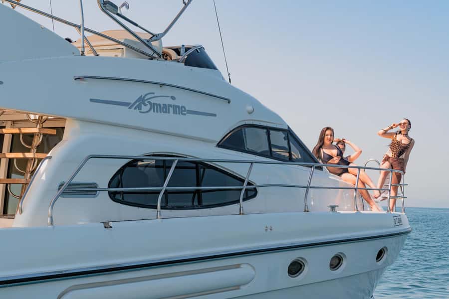 Dubai Yacht Tour - Boat Trip upto 12 guests Private event - Picking the right time: 1-hour Marina, 2-hour partial, 3-hour Palm loop