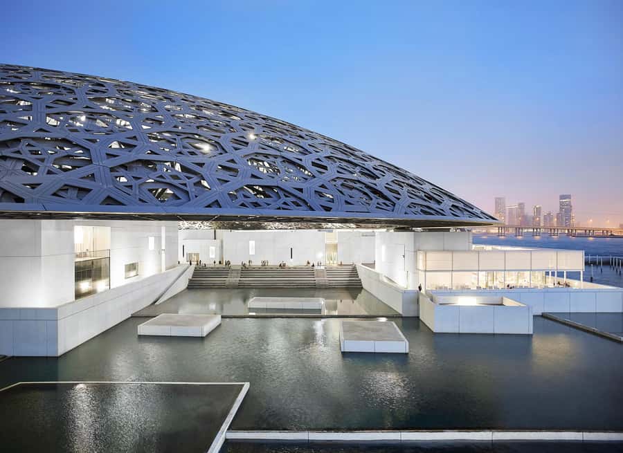 From Dubai: Abu Dhabi City Tour With Louvre Museum - How the guide makes the drive feel useful, not just transportation