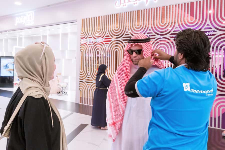 From Dubai: Abu Dhabi Sheikh Zayed Mosque Guided Tour - Swarovski Chandeliers, Floral Mosaics, and Gold Silver Details