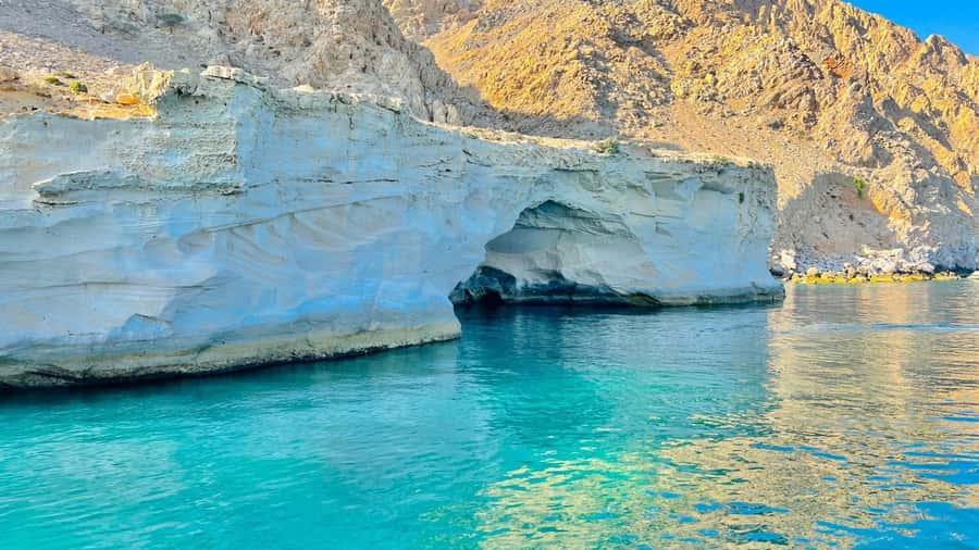 From Dubai/Sharjah/RAK: Dibba Musandam Trip & Dhow Cruise - Lunch on the dhow: what you eat, and why it matters for a full day