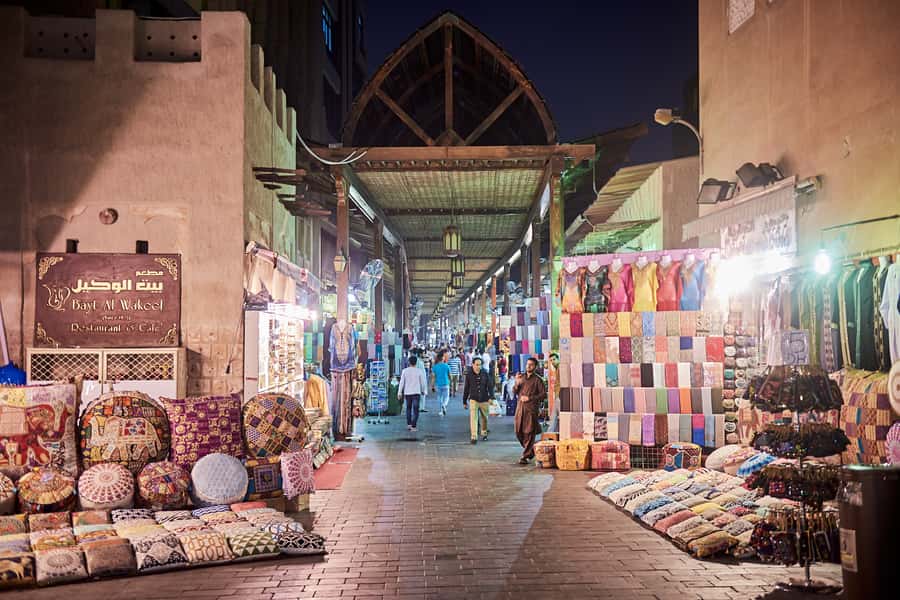 Historic Forts, Boats and Pearls of Old Dubai Walking Tour - Etiquette, Local Customs, and the Kind of Guide Who Makes Markets Easy