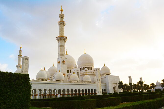 Private Full Day Tour Abu Dhabi City, Grand Mosque & Palace - Emirates Heritage Village and the Corniche drive: old life next to modern Abu Dhabi