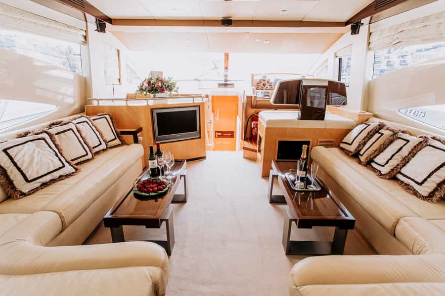 Private Yacht Dubai: 56ft - Drinks, Food, and How to Plan the Yacht Party Without Surprises