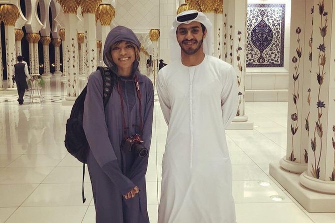 Sheikh Zayed Grand Mosque with Emirati - Step-by-step through the mosque center