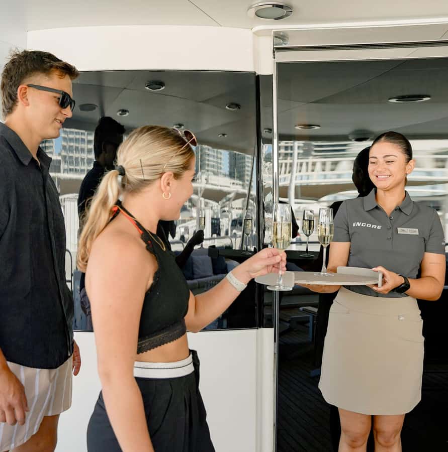 Sunseeker Superyacht: VIP Dinner, Premium Drinks& Live Music - Live DJ lounge beats and saxophone: music that matches the deck